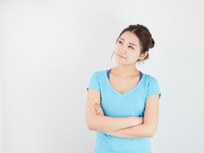 女性が悩んでいる画像