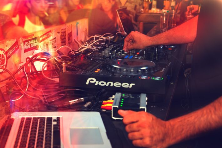 クラブで演奏しているDJの手元