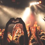 ライブ会場で男女が盛り上がっている画像