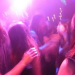 クラブで踊る若い男女