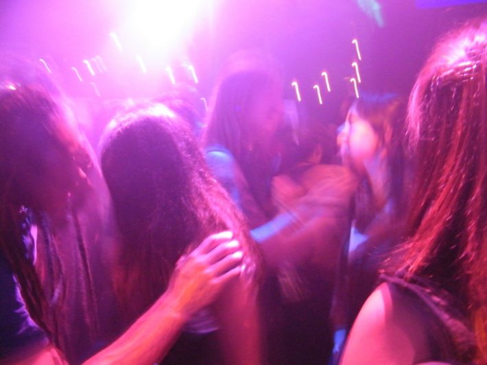 クラブで踊る若い男女