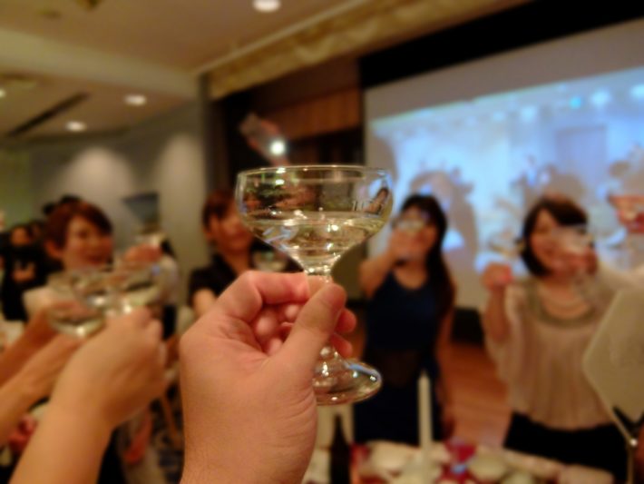ワイングラスで乾杯する男女のグループ