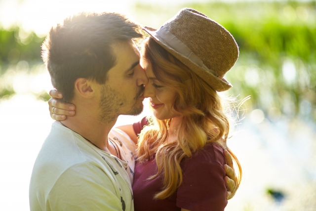 外国の男性が女性の鼻先にキスしている画像