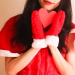 赤いサンタ服を着た女性の画像