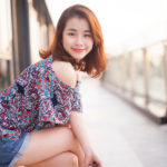 デニムのショートパンツを履いたアジア人女性