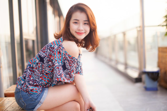 デニムのショートパンツを履いたアジア人女性