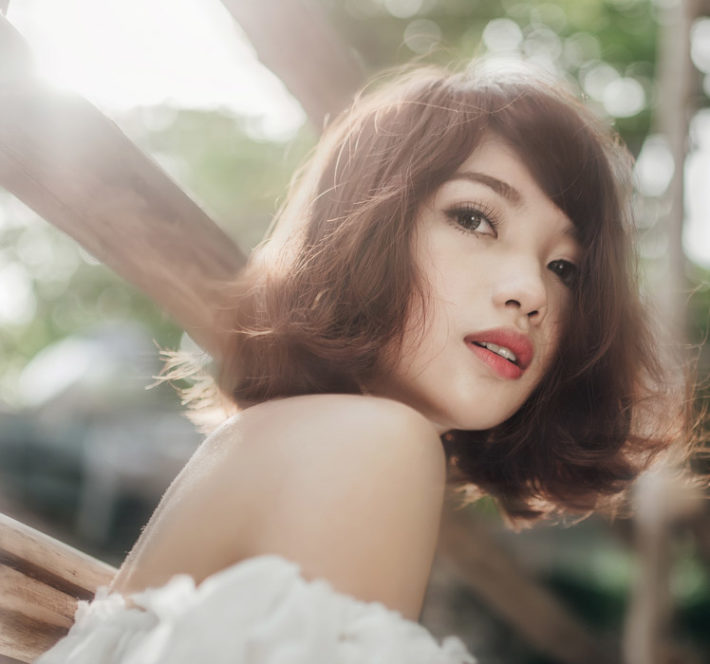 こちらを振り返るショートカットの女性