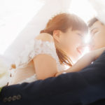 結婚式で抱きしめ合って微笑む男女