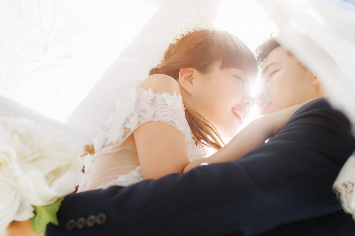 結婚式で抱きしめ合って微笑む男女