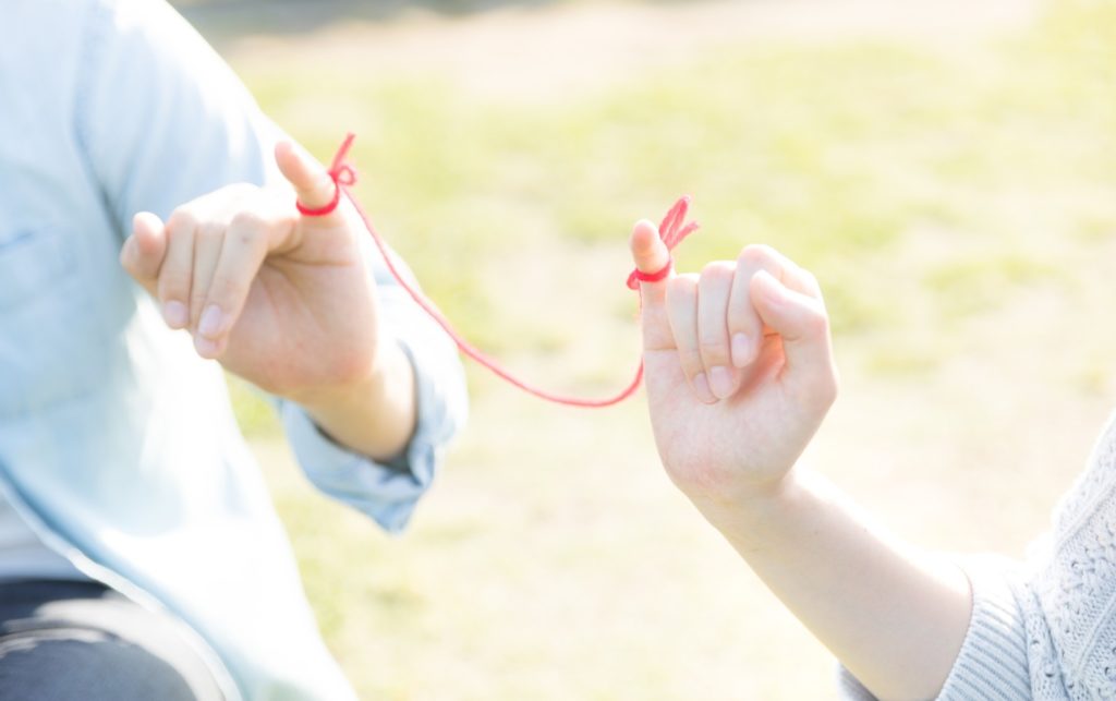 赤い糸で結ばれた男女の小指