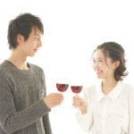 赤ワインで乾杯する男女
