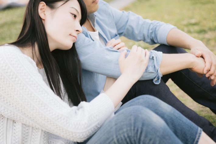 男性の腕に寄り添っている女性