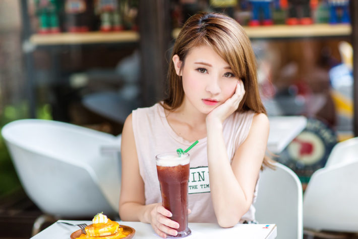 頬杖をつく女性