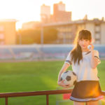 サッカーボールを持っている女子高生
