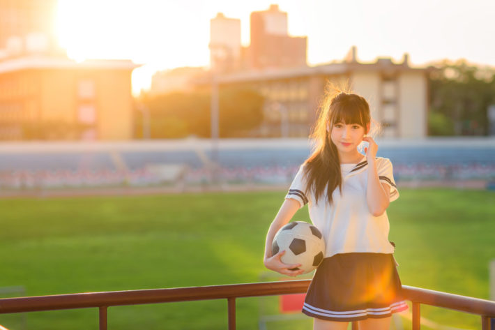 サッカーボールを持っている女子高生