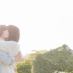 彼氏とハグしている女性