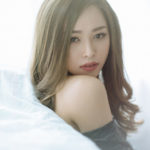 肩を出した女性