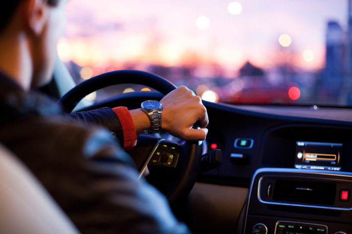 車を運転している男性