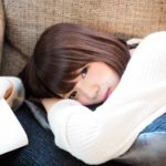寝転んでこちらを見ている女性