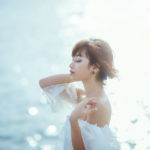 オフショルダーの女性