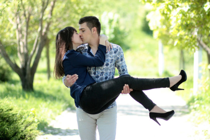 お姫様抱っこをしてキスしている男女