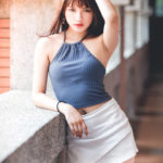 ポーズを取るアジア人女性