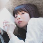 ソファーに寝転ぶ女性