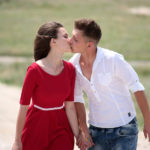 歩きながらキスをしている外国人男女