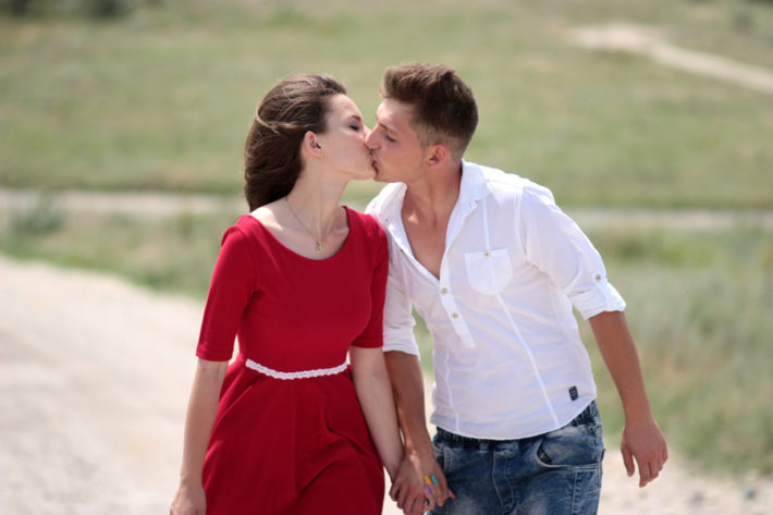 歩きながらキスをしている外国人男女