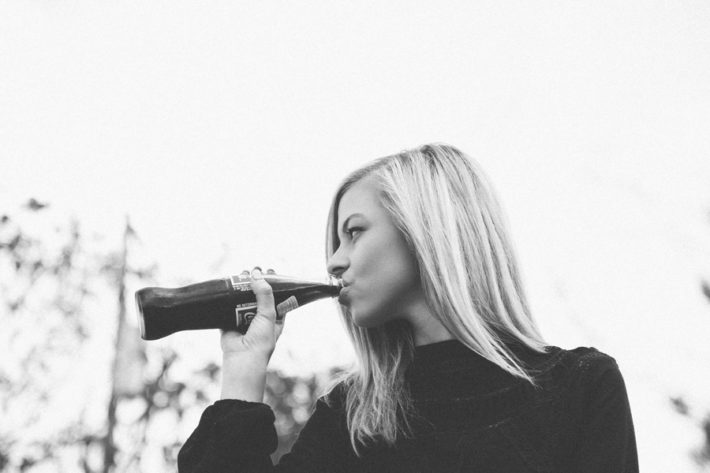 コーラを飲む外国人女性の横顔