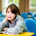 大学の席に座っている女子学生