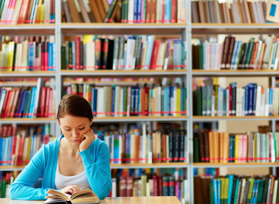 本を読む外国人女性