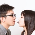 ポッキーゲームをしている男女