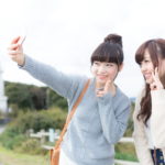 野外で写真を撮っている女性達