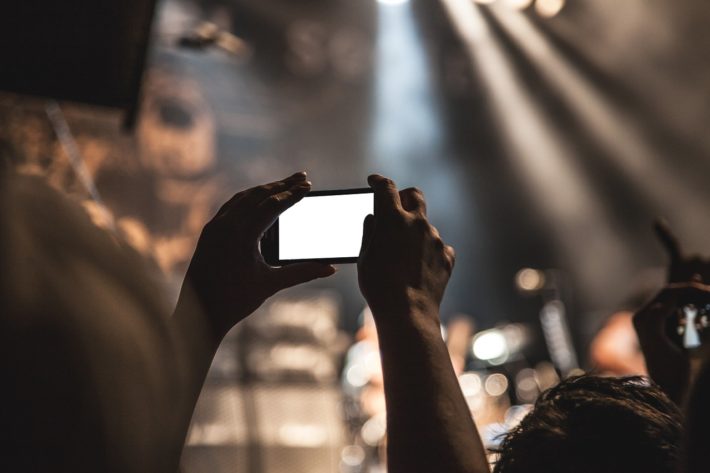 クラブの演奏をスマホで撮影している画像