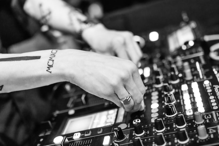 演奏しているDJの手元