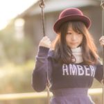 ブランコをしている女性
