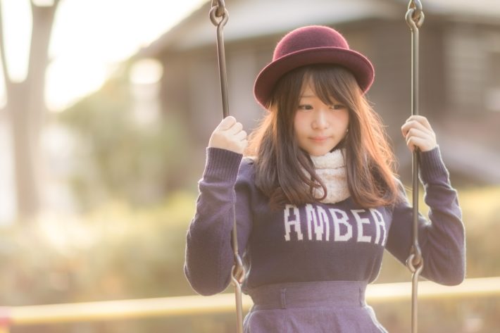 ブランコをしている女性