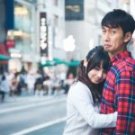 可愛い子から抱きしめられているのにしかめっ面の男性
