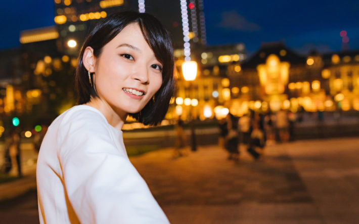 笑顔で振り返る女性