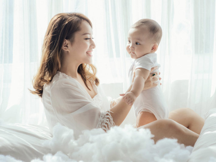 子供を抱く母親