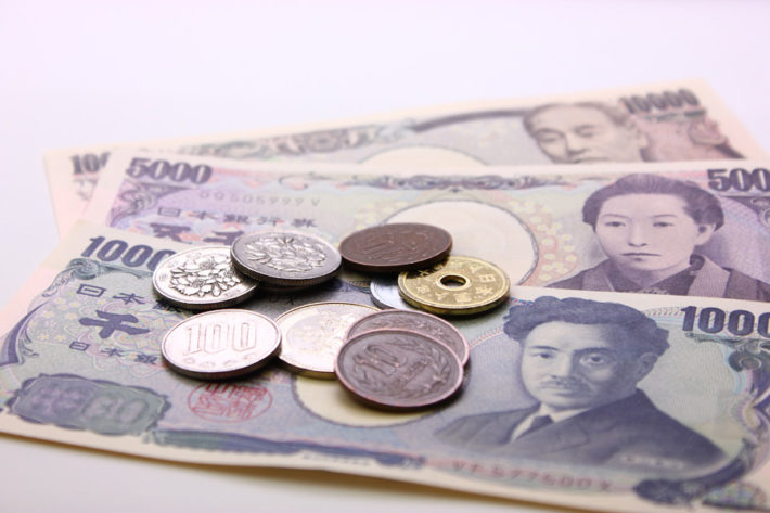机の上に置かれた日本札と硬貨
