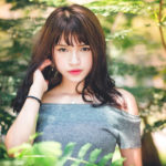 植物に囲まれている美人女性