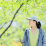 森を歩く女性の横顔