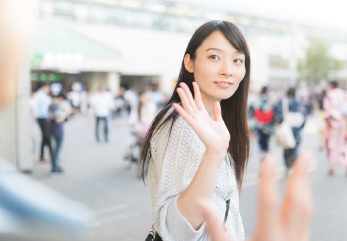 手を振っている女性