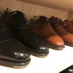 靴箱に並んだ革靴