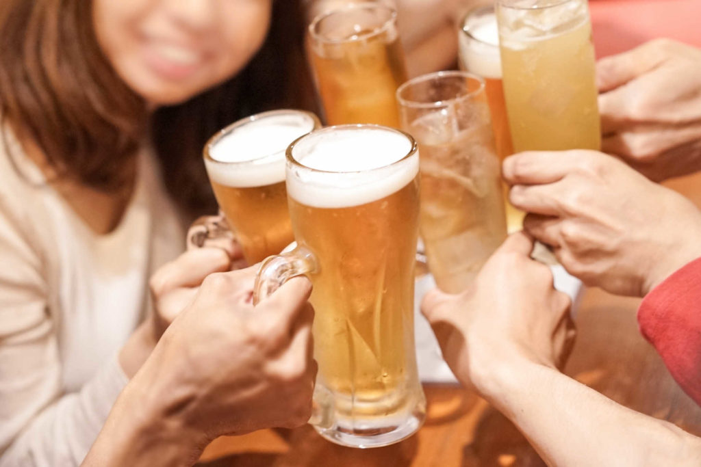 パーティーでワイワイ乾杯している男女