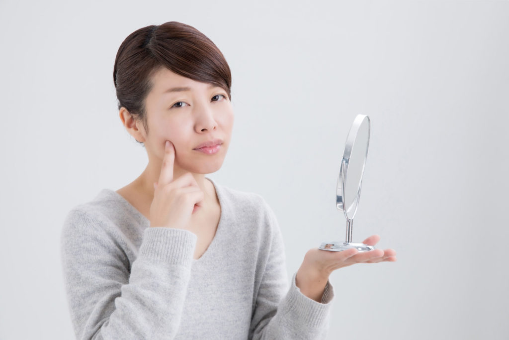 顔のたるみが気になる女性