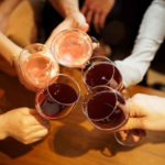 男女がグラスで乾杯し、パーティーしている画像