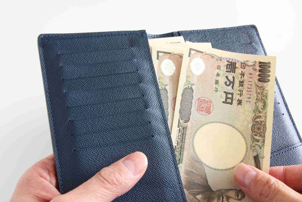 お会計、財布からお札を出している画像